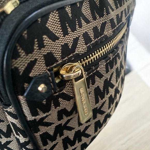 Vintage MICHAEL KORS BEDFORD ZIP CROSSBODY BAG 7 x 9 x 4 Like New Tan/Black - Picture 9 of 12